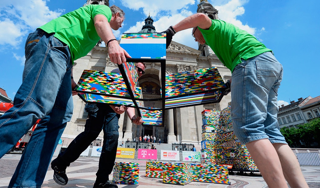 La torre más alta construida con LEGOS
